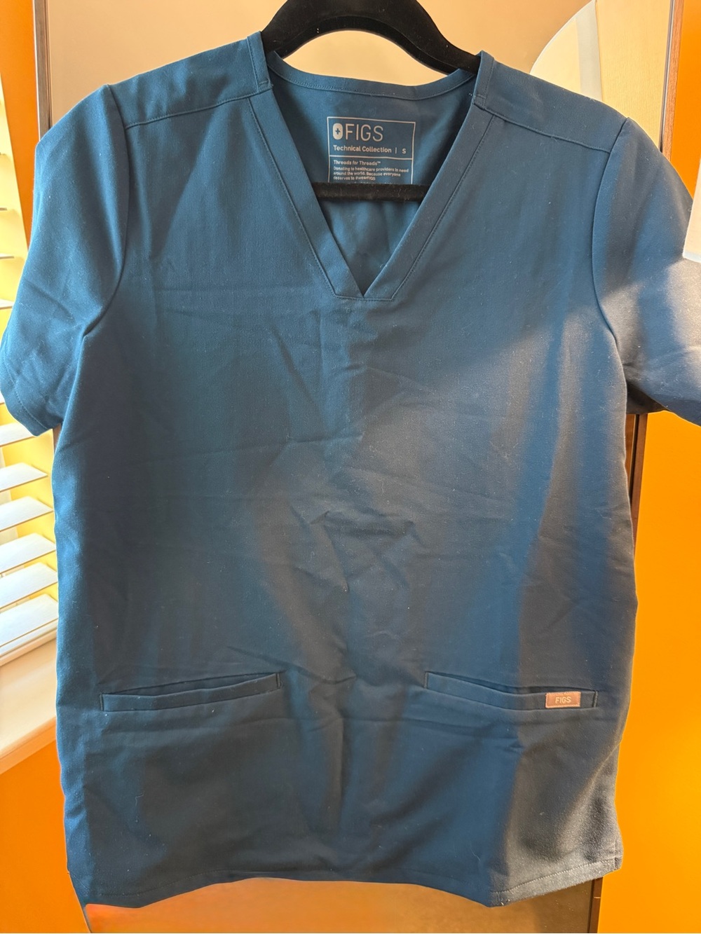 FIGS Men's V-Neck Short Sleeve Scrub Top in Teal